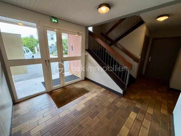 Situé dans la ville d'Evry Courcouronnes, dans un secteur très calme et recherché (LA DAME DU LAC), proche de toutes commodités (transports, écoles, commerces, activités...)

Laissez-vous charmer par ce joli F6 Duplex de 114m2 situé au 3eme et dernier étage (sans ascenseur).
Il se compose d'une entrée de 9m2 desservant un salon de 21m2 ouvert sur une cuisine de 10m2 avec avec accès a une loggia de 3,5m2, trois chambres de 9m2, 10m2 et 12m2, une salle de bains et un WC séparé.
Un escalier en colimaçon vous guidera vers une mezzanine de 8m2 avec vue sur le salon donnant accès à deux chambres supplémentaire de 8,5m2 (9,8m2 au sol) et 11m2, une salle d'eau avec WC et une pièce bonus de 3,5m2 (9,5m2 au sol) pouvant servir de petite chambre d'amis, dressing, débarras...

Un Box de 13,5m2 ainsi qu'une cave de 11m2 viennent compléter le bien.

Charges copropriété : 183€ / mois (entretient des parties communes + eau froide)
Taxe foncière : 1916€

Les Bonus :
Double vitrage PVC
Fibre
A6 et N104 à moins de 5min
Gare Evry Courcouronnes RER D à 15min à pied, 5min en bus
Le Spot (Evry 2) à 5min en voiture
Carré Sénart à 10min en voiture
Carrefour Villabé, IKEA, Castorama, LIDL... à 5min en voiture
Piscine, Gymnase, Stade à proximité

Disponible 7jrs/7 n'hésitez pas à me contacter pour plus d'informations et organiser une visite.

VIDÉO DISPONIBLE EN LIEN SUR L’ANNONCE OU SUR DEMANDE

>> 100% OUVERT AU PARTAGE INTER AGENCE !! <<