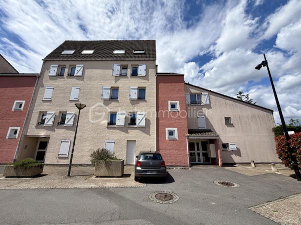 Situé dans la ville d'Evry Courcouronnes, dans un secteur très calme et recherché (LA DAME DU LAC), proche de toutes commodités (transports, écoles, commerces, activités...)

Laissez-vous charmer par ce joli F6 Duplex de 114m2 situé au 3eme et dernier étage (sans ascenseur).
Il se compose d'une entrée de 9m2 desservant un salon de 21m2 ouvert sur une cuisine de 10m2 avec avec accès a une loggia de 3,5m2, trois chambres de 9m2, 10m2 et 12m2, une salle de bains et un WC séparé.
Un escalier en colimaçon vous guidera vers une mezzanine de 8m2 avec vue sur le salon donnant accès à deux chambres supplémentaire de 8,5m2 (9,8m2 au sol) et 11m2, une salle d'eau avec WC et une pièce bonus de 3,5m2 (9,5m2 au sol) pouvant servir de petite chambre d'amis, dressing, débarras...

Un Box de 13,5m2 ainsi qu'une cave de 11m2 viennent compléter le bien.

Charges copropriété : 183€ / mois (entretient des parties communes + eau froide)
Taxe foncière : 1916€

Les Bonus :
Double vitrage PVC
Fibre
A6 et N104 à moins de 5min
Gare Evry Courcouronnes RER D à 15min à pied, 5min en bus
Le Spot (Evry 2) à 5min en voiture
Carré Sénart à 10min en voiture
Carrefour Villabé, IKEA, Castorama, LIDL... à 5min en voiture
Piscine, Gymnase, Stade à proximité

Disponible 7jrs/7 n'hésitez pas à me contacter pour plus d'informations et organiser une visite.

VIDÉO DISPONIBLE EN LIEN SUR L’ANNONCE OU SUR DEMANDE

>> 100% OUVERT AU PARTAGE INTER AGENCE !! <<