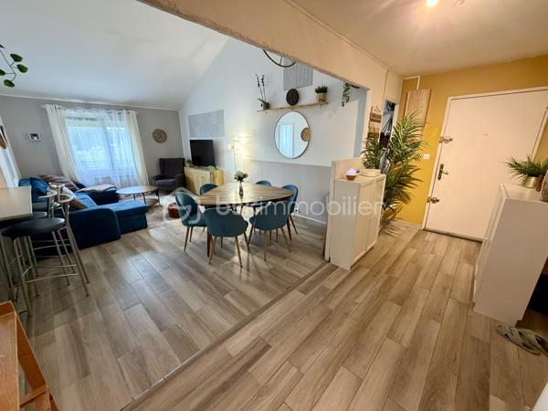 Situé dans la ville d'Evry Courcouronnes, dans un secteur très calme et recherché (LA DAME DU LAC), proche de toutes commodités (transports, écoles, commerces, activités...)

Laissez-vous charmer par ce joli F6 Duplex de 114m2 situé au 3eme et dernier étage (sans ascenseur).
Il se compose d'une entrée de 9m2 desservant un salon de 21m2 ouvert sur une cuisine de 10m2 avec avec accès a une loggia de 3,5m2, trois chambres de 9m2, 10m2 et 12m2, une salle de bains et un WC séparé.
Un escalier en colimaçon vous guidera vers une mezzanine de 8m2 avec vue sur le salon donnant accès à deux chambres supplémentaire de 8,5m2 (9,8m2 au sol) et 11m2, une salle d'eau avec WC et une pièce bonus de 3,5m2 (9,5m2 au sol) pouvant servir de petite chambre d'amis, dressing, débarras...

Un Box de 13,5m2 ainsi qu'une cave de 11m2 viennent compléter le bien.

Charges copropriété : 183€ / mois (entretient des parties communes + eau froide)
Taxe foncière : 1916€

Les Bonus :
Double vitrage PVC
Fibre
A6 et N104 à moins de 5min
Gare Evry Courcouronnes RER D à 15min à pied, 5min en bus
Le Spot (Evry 2) à 5min en voiture
Carré Sénart à 10min en voiture
Carrefour Villabé, IKEA, Castorama, LIDL... à 5min en voiture
Piscine, Gymnase, Stade à proximité

Disponible 7jrs/7 n'hésitez pas à me contacter pour plus d'informations et organiser une visite.

VIDÉO DISPONIBLE EN LIEN SUR L’ANNONCE OU SUR DEMANDE

>> 100% OUVERT AU PARTAGE INTER AGENCE !! <<