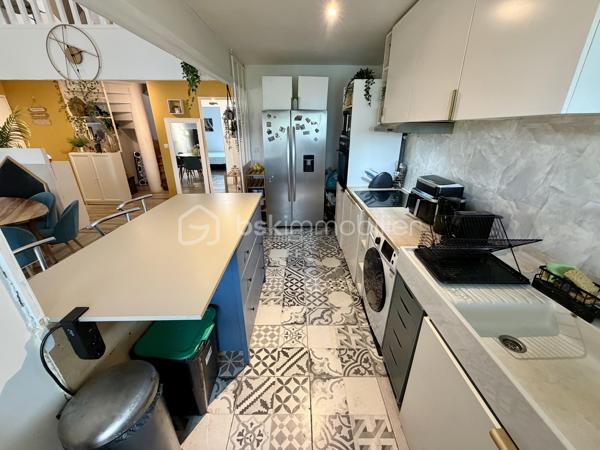 Situé dans la ville d'Evry Courcouronnes, dans un secteur très calme et recherché (LA DAME DU LAC), proche de toutes commodités (transports, écoles, commerces, activités...)

Laissez-vous charmer par ce joli F6 Duplex de 114m2 situé au 3eme et dernier étage (sans ascenseur).
Il se compose d'une entrée de 9m2 desservant un salon de 21m2 ouvert sur une cuisine de 10m2 avec avec accès a une loggia de 3,5m2, trois chambres de 9m2, 10m2 et 12m2, une salle de bains et un WC séparé.
Un escalier en colimaçon vous guidera vers une mezzanine de 8m2 avec vue sur le salon donnant accès à deux chambres supplémentaire de 8,5m2 (9,8m2 au sol) et 11m2, une salle d'eau avec WC et une pièce bonus de 3,5m2 (9,5m2 au sol) pouvant servir de petite chambre d'amis, dressing, débarras...

Un Box de 13,5m2 ainsi qu'une cave de 11m2 viennent compléter le bien.

Charges copropriété : 183€ / mois (entretient des parties communes + eau froide)
Taxe foncière : 1916€

Les Bonus :
Double vitrage PVC
Fibre
A6 et N104 à moins de 5min
Gare Evry Courcouronnes RER D à 15min à pied, 5min en bus
Le Spot (Evry 2) à 5min en voiture
Carré Sénart à 10min en voiture
Carrefour Villabé, IKEA, Castorama, LIDL... à 5min en voiture
Piscine, Gymnase, Stade à proximité

Disponible 7jrs/7 n'hésitez pas à me contacter pour plus d'informations et organiser une visite.

VIDÉO DISPONIBLE EN LIEN SUR L’ANNONCE OU SUR DEMANDE

>> 100% OUVERT AU PARTAGE INTER AGENCE !! <<