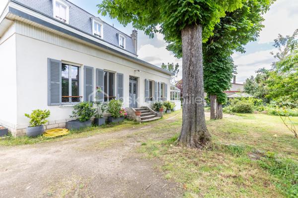 Située dans un quartier "LE PARC" résidentiel calme et apprécié, à proximité immédiate des commerces, transports et établissements scolaires, cette spacieuse maison familiale de 162 m² habitables, dont une véranda de 18 m², est édifiée sur une belle parcelle de 874 m².

La maison se compose comme suit :

Rez-de-jardin :

Entrée,
Cuisine séparée,
Salle à manger,
Salon lumineux,
Véranda de 18 m² ouverte sur le jardin,
Une chambre avec salle d’eau,
WC indépendant,
Accès direct à la cave.

1er étage :

Deux chambres,
Une salle d’eau.

2e étage :

Deux chambres supplémentaires.

Une cave sous la maison complète ce bien.

Emplacement privilégié :

À 10 minutes à pied du RER A – station Champigny,
À proximité des écoles maternelle et primaire « Le Parc Est »,
Collège « Les Tilleuls » à proximité,
Commerces et commodités accessibles rapidement.

Cette maison offre de beaux volumes, un cadre de vie agréable et un fort potentiel pour accueillir une grande famille.