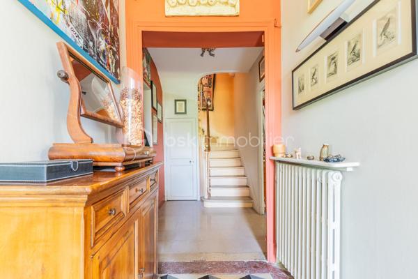Située dans un quartier "LE PARC" résidentiel calme et apprécié, à proximité immédiate des commerces, transports et établissements scolaires, cette spacieuse maison familiale de 162 m² habitables, dont une véranda de 18 m², est édifiée sur une belle parcelle de 874 m².

La maison se compose comme suit :

Rez-de-jardin :

Entrée,
Cuisine séparée,
Salle à manger,
Salon lumineux,
Véranda de 18 m² ouverte sur le jardin,
Une chambre avec salle d’eau,
WC indépendant,
Accès direct à la cave.

1er étage :

Deux chambres,
Une salle d’eau.

2e étage :

Deux chambres supplémentaires.

Une cave sous la maison complète ce bien.

Emplacement privilégié :

À 10 minutes à pied du RER A – station Champigny,
À proximité des écoles maternelle et primaire « Le Parc Est »,
Collège « Les Tilleuls » à proximité,
Commerces et commodités accessibles rapidement.

Cette maison offre de beaux volumes, un cadre de vie agréable et un fort potentiel pour accueillir une grande famille.