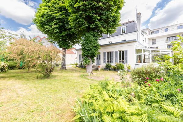 Située dans un quartier "LE PARC" résidentiel calme et apprécié, à proximité immédiate des commerces, transports et établissements scolaires, cette spacieuse maison familiale de 162 m² habitables, dont une véranda de 18 m², est édifiée sur une belle parcelle de 874 m².

La maison se compose comme suit :

Rez-de-jardin :

Entrée,
Cuisine séparée,
Salle à manger,
Salon lumineux,
Véranda de 18 m² ouverte sur le jardin,
Une chambre avec salle d’eau,
WC indépendant,
Accès direct à la cave.

1er étage :

Deux chambres,
Une salle d’eau.

2e étage :

Deux chambres supplémentaires.

Une cave sous la maison complète ce bien.

Emplacement privilégié :

À 10 minutes à pied du RER A – station Champigny,
À proximité des écoles maternelle et primaire « Le Parc Est »,
Collège « Les Tilleuls » à proximité,
Commerces et commodités accessibles rapidement.

Cette maison offre de beaux volumes, un cadre de vie agréable et un fort potentiel pour accueillir une grande famille.