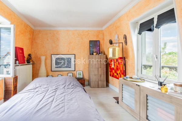 Située dans un quartier "LE PARC" résidentiel calme et apprécié, à proximité immédiate des commerces, transports et établissements scolaires, cette spacieuse maison familiale de 162 m² habitables, dont une véranda de 18 m², est édifiée sur une belle parcelle de 874 m².

La maison se compose comme suit :

Rez-de-jardin :

Entrée,
Cuisine séparée,
Salle à manger,
Salon lumineux,
Véranda de 18 m² ouverte sur le jardin,
Une chambre avec salle d’eau,
WC indépendant,
Accès direct à la cave.

1er étage :

Deux chambres,
Une salle d’eau.

2e étage :

Deux chambres supplémentaires.

Une cave sous la maison complète ce bien.

Emplacement privilégié :

À 10 minutes à pied du RER A – station Champigny,
À proximité des écoles maternelle et primaire « Le Parc Est »,
Collège « Les Tilleuls » à proximité,
Commerces et commodités accessibles rapidement.

Cette maison offre de beaux volumes, un cadre de vie agréable et un fort potentiel pour accueillir une grande famille.