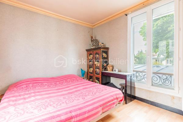 Située dans un quartier "LE PARC" résidentiel calme et apprécié, à proximité immédiate des commerces, transports et établissements scolaires, cette spacieuse maison familiale de 162 m² habitables, dont une véranda de 18 m², est édifiée sur une belle parcelle de 874 m².

La maison se compose comme suit :

Rez-de-jardin :

Entrée,
Cuisine séparée,
Salle à manger,
Salon lumineux,
Véranda de 18 m² ouverte sur le jardin,
Une chambre avec salle d’eau,
WC indépendant,
Accès direct à la cave.

1er étage :

Deux chambres,
Une salle d’eau.

2e étage :

Deux chambres supplémentaires.

Une cave sous la maison complète ce bien.

Emplacement privilégié :

À 10 minutes à pied du RER A – station Champigny,
À proximité des écoles maternelle et primaire « Le Parc Est »,
Collège « Les Tilleuls » à proximité,
Commerces et commodités accessibles rapidement.

Cette maison offre de beaux volumes, un cadre de vie agréable et un fort potentiel pour accueillir une grande famille.