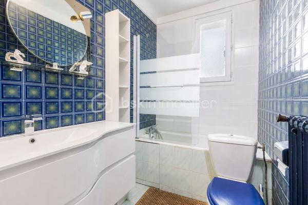 Située dans un quartier "LE PARC" résidentiel calme et apprécié, à proximité immédiate des commerces, transports et établissements scolaires, cette spacieuse maison familiale de 162 m² habitables, dont une véranda de 18 m², est édifiée sur une belle parcelle de 874 m².

La maison se compose comme suit :

Rez-de-jardin :

Entrée,
Cuisine séparée,
Salle à manger,
Salon lumineux,
Véranda de 18 m² ouverte sur le jardin,
Une chambre avec salle d’eau,
WC indépendant,
Accès direct à la cave.

1er étage :

Deux chambres,
Une salle d’eau.

2e étage :

Deux chambres supplémentaires.

Une cave sous la maison complète ce bien.

Emplacement privilégié :

À 10 minutes à pied du RER A – station Champigny,
À proximité des écoles maternelle et primaire « Le Parc Est »,
Collège « Les Tilleuls » à proximité,
Commerces et commodités accessibles rapidement.

Cette maison offre de beaux volumes, un cadre de vie agréable et un fort potentiel pour accueillir une grande famille.