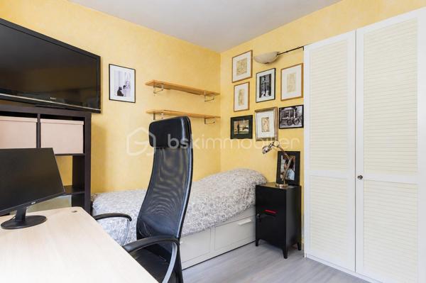 Située dans un quartier "LE PARC" résidentiel calme et apprécié, à proximité immédiate des commerces, transports et établissements scolaires, cette spacieuse maison familiale de 162 m² habitables, dont une véranda de 18 m², est édifiée sur une belle parcelle de 874 m².

La maison se compose comme suit :

Rez-de-jardin :

Entrée,
Cuisine séparée,
Salle à manger,
Salon lumineux,
Véranda de 18 m² ouverte sur le jardin,
Une chambre avec salle d’eau,
WC indépendant,
Accès direct à la cave.

1er étage :

Deux chambres,
Une salle d’eau.

2e étage :

Deux chambres supplémentaires.

Une cave sous la maison complète ce bien.

Emplacement privilégié :

À 10 minutes à pied du RER A – station Champigny,
À proximité des écoles maternelle et primaire « Le Parc Est »,
Collège « Les Tilleuls » à proximité,
Commerces et commodités accessibles rapidement.

Cette maison offre de beaux volumes, un cadre de vie agréable et un fort potentiel pour accueillir une grande famille.