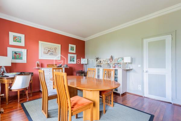 Située dans un quartier "LE PARC" résidentiel calme et apprécié, à proximité immédiate des commerces, transports et établissements scolaires, cette spacieuse maison familiale de 162 m² habitables, dont une véranda de 18 m², est édifiée sur une belle parcelle de 874 m².

La maison se compose comme suit :

Rez-de-jardin :

Entrée,
Cuisine séparée,
Salle à manger,
Salon lumineux,
Véranda de 18 m² ouverte sur le jardin,
Une chambre avec salle d’eau,
WC indépendant,
Accès direct à la cave.

1er étage :

Deux chambres,
Une salle d’eau.

2e étage :

Deux chambres supplémentaires.

Une cave sous la maison complète ce bien.

Emplacement privilégié :

À 10 minutes à pied du RER A – station Champigny,
À proximité des écoles maternelle et primaire « Le Parc Est »,
Collège « Les Tilleuls » à proximité,
Commerces et commodités accessibles rapidement.

Cette maison offre de beaux volumes, un cadre de vie agréable et un fort potentiel pour accueillir une grande famille.