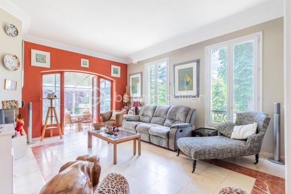 Située dans un quartier "LE PARC" résidentiel calme et apprécié, à proximité immédiate des commerces, transports et établissements scolaires, cette spacieuse maison familiale de 162 m² habitables, dont une véranda de 18 m², est édifiée sur une belle parcelle de 874 m².

La maison se compose comme suit :

Rez-de-jardin :

Entrée,
Cuisine séparée,
Salle à manger,
Salon lumineux,
Véranda de 18 m² ouverte sur le jardin,
Une chambre avec salle d’eau,
WC indépendant,
Accès direct à la cave.

1er étage :

Deux chambres,
Une salle d’eau.

2e étage :

Deux chambres supplémentaires.

Une cave sous la maison complète ce bien.

Emplacement privilégié :

À 10 minutes à pied du RER A – station Champigny,
À proximité des écoles maternelle et primaire « Le Parc Est »,
Collège « Les Tilleuls » à proximité,
Commerces et commodités accessibles rapidement.

Cette maison offre de beaux volumes, un cadre de vie agréable et un fort potentiel pour accueillir une grande famille.