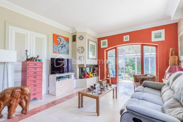 Située dans un quartier "LE PARC" résidentiel calme et apprécié, à proximité immédiate des commerces, transports et établissements scolaires, cette spacieuse maison familiale de 162 m² habitables, dont une véranda de 18 m², est édifiée sur une belle parcelle de 874 m².

La maison se compose comme suit :

Rez-de-jardin :

Entrée,
Cuisine séparée,
Salle à manger,
Salon lumineux,
Véranda de 18 m² ouverte sur le jardin,
Une chambre avec salle d’eau,
WC indépendant,
Accès direct à la cave.

1er étage :

Deux chambres,
Une salle d’eau.

2e étage :

Deux chambres supplémentaires.

Une cave sous la maison complète ce bien.

Emplacement privilégié :

À 10 minutes à pied du RER A – station Champigny,
À proximité des écoles maternelle et primaire « Le Parc Est »,
Collège « Les Tilleuls » à proximité,
Commerces et commodités accessibles rapidement.

Cette maison offre de beaux volumes, un cadre de vie agréable et un fort potentiel pour accueillir une grande famille.