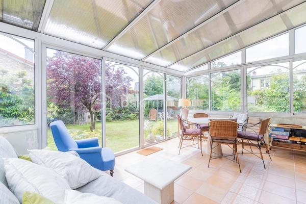 Située dans un quartier "LE PARC" résidentiel calme et apprécié, à proximité immédiate des commerces, transports et établissements scolaires, cette spacieuse maison familiale de 162 m² habitables, dont une véranda de 18 m², est édifiée sur une belle parcelle de 874 m².

La maison se compose comme suit :

Rez-de-jardin :

Entrée,
Cuisine séparée,
Salle à manger,
Salon lumineux,
Véranda de 18 m² ouverte sur le jardin,
Une chambre avec salle d’eau,
WC indépendant,
Accès direct à la cave.

1er étage :

Deux chambres,
Une salle d’eau.

2e étage :

Deux chambres supplémentaires.

Une cave sous la maison complète ce bien.

Emplacement privilégié :

À 10 minutes à pied du RER A – station Champigny,
À proximité des écoles maternelle et primaire « Le Parc Est »,
Collège « Les Tilleuls » à proximité,
Commerces et commodités accessibles rapidement.

Cette maison offre de beaux volumes, un cadre de vie agréable et un fort potentiel pour accueillir une grande famille.