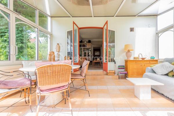 Située dans un quartier "LE PARC" résidentiel calme et apprécié, à proximité immédiate des commerces, transports et établissements scolaires, cette spacieuse maison familiale de 162 m² habitables, dont une véranda de 18 m², est édifiée sur une belle parcelle de 874 m².

La maison se compose comme suit :

Rez-de-jardin :

Entrée,
Cuisine séparée,
Salle à manger,
Salon lumineux,
Véranda de 18 m² ouverte sur le jardin,
Une chambre avec salle d’eau,
WC indépendant,
Accès direct à la cave.

1er étage :

Deux chambres,
Une salle d’eau.

2e étage :

Deux chambres supplémentaires.

Une cave sous la maison complète ce bien.

Emplacement privilégié :

À 10 minutes à pied du RER A – station Champigny,
À proximité des écoles maternelle et primaire « Le Parc Est »,
Collège « Les Tilleuls » à proximité,
Commerces et commodités accessibles rapidement.

Cette maison offre de beaux volumes, un cadre de vie agréable et un fort potentiel pour accueillir une grande famille.