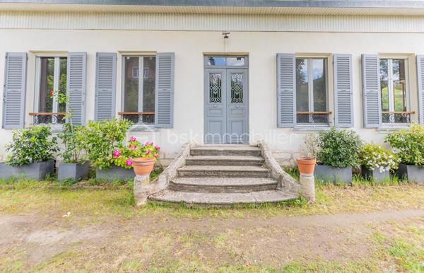 Située dans un quartier "LE PARC" résidentiel calme et apprécié, à proximité immédiate des commerces, transports et établissements scolaires, cette spacieuse maison familiale de 162 m² habitables, dont une véranda de 18 m², est édifiée sur une belle parcelle de 874 m².

La maison se compose comme suit :

Rez-de-jardin :

Entrée,
Cuisine séparée,
Salle à manger,
Salon lumineux,
Véranda de 18 m² ouverte sur le jardin,
Une chambre avec salle d’eau,
WC indépendant,
Accès direct à la cave.

1er étage :

Deux chambres,
Une salle d’eau.

2e étage :

Deux chambres supplémentaires.

Une cave sous la maison complète ce bien.

Emplacement privilégié :

À 10 minutes à pied du RER A – station Champigny,
À proximité des écoles maternelle et primaire « Le Parc Est »,
Collège « Les Tilleuls » à proximité,
Commerces et commodités accessibles rapidement.

Cette maison offre de beaux volumes, un cadre de vie agréable et un fort potentiel pour accueillir une grande famille.