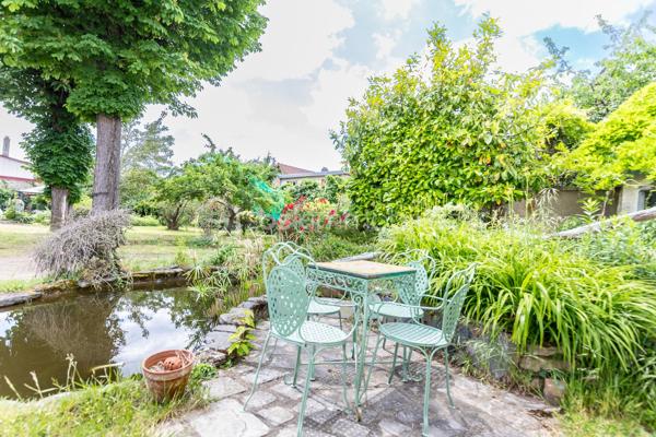 Située dans un quartier "LE PARC" résidentiel calme et apprécié, à proximité immédiate des commerces, transports et établissements scolaires, cette spacieuse maison familiale de 162 m² habitables, dont une véranda de 18 m², est édifiée sur une belle parcelle de 874 m².

La maison se compose comme suit :

Rez-de-jardin :

Entrée,
Cuisine séparée,
Salle à manger,
Salon lumineux,
Véranda de 18 m² ouverte sur le jardin,
Une chambre avec salle d’eau,
WC indépendant,
Accès direct à la cave.

1er étage :

Deux chambres,
Une salle d’eau.

2e étage :

Deux chambres supplémentaires.

Une cave sous la maison complète ce bien.

Emplacement privilégié :

À 10 minutes à pied du RER A – station Champigny,
À proximité des écoles maternelle et primaire « Le Parc Est »,
Collège « Les Tilleuls » à proximité,
Commerces et commodités accessibles rapidement.

Cette maison offre de beaux volumes, un cadre de vie agréable et un fort potentiel pour accueillir une grande famille.