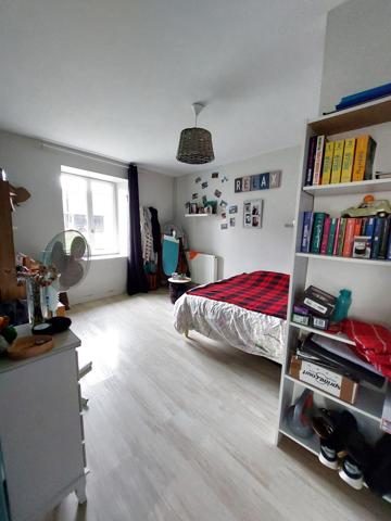 Valence-en-poitou (86700) Grande maison familiale en pierres