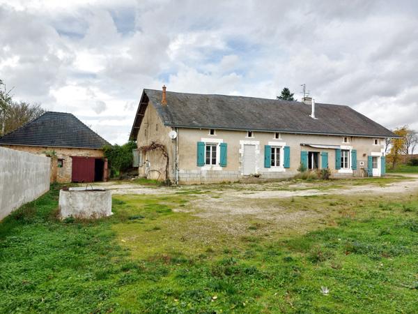 Valence-en-poitou (86700) Grande maison familiale en pierres