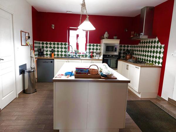 Valence-en-poitou (86700) Grande maison familiale en pierres