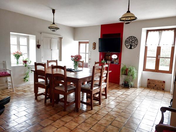 Valence-en-poitou (86700) Grande maison familiale en pierres