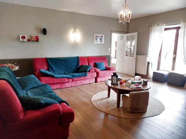 Valence-en-poitou (86700) Grande maison familiale en pierres