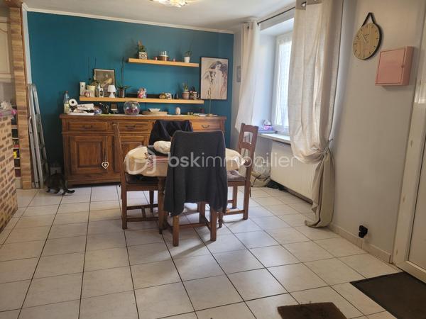 Et si votre prochaine maison était celle-ci ?

Venez découvrir cette jolie maison rénovée, non mitoyenne, située dans un environnement calme, avec arrêt de bus scolaire à proximité. Vous profiterez également d’un garage indépendant et d’un agréable jardin clos.

Cette maison de caractère d’environ 80 m², datant de 1900, se compose comme suit :

Au rez-de-chaussée :

- Une pièce de vie lumineuse avec séjour / salon
- Une cuisine ouverte
- Une buanderie
- Une salle de bain
- Un WC indépendant
- Une chambre

À l’étage :

- Deux chambres
- Un espace bureau ou chambre d’enfant
- Une pièce pouvant être aménagée en dressing
- Un WC

Confort et équipements :

- Poêle à bois
- Pompe à chaleur
- Panneaux solaires
- Double vitrage PVC
- Jardin clos
- Garage indépendant

DPE en cours

Quelques travaux de personnalisation permettront de la remettre à votre goût et d’en faire un véritable cocon.

Le tout sur un terrain de 435 m², idéal pour profiter d’un extérieur sans trop d’entretien.

Une maison pleine de potentiel à visiter sans tarder !
