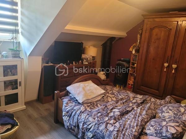 Et si votre prochaine maison était celle-ci ?

Venez découvrir cette jolie maison rénovée, non mitoyenne, située dans un environnement calme, avec arrêt de bus scolaire à proximité. Vous profiterez également d’un garage indépendant et d’un agréable jardin clos.

Cette maison de caractère d’environ 80 m², datant de 1900, se compose comme suit :

Au rez-de-chaussée :

- Une pièce de vie lumineuse avec séjour / salon
- Une cuisine ouverte
- Une buanderie
- Une salle de bain
- Un WC indépendant
- Une chambre

À l’étage :

- Deux chambres
- Un espace bureau ou chambre d’enfant
- Une pièce pouvant être aménagée en dressing
- Un WC

Confort et équipements :

- Poêle à bois
- Pompe à chaleur
- Panneaux solaires
- Double vitrage PVC
- Jardin clos
- Garage indépendant

DPE en cours

Quelques travaux de personnalisation permettront de la remettre à votre goût et d’en faire un véritable cocon.

Le tout sur un terrain de 435 m², idéal pour profiter d’un extérieur sans trop d’entretien.

Une maison pleine de potentiel à visiter sans tarder !