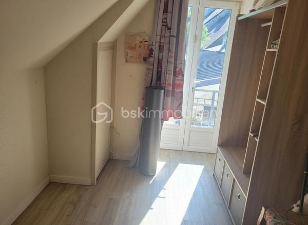 Et si votre prochaine maison était celle-ci ?

Venez découvrir cette jolie maison rénovée, non mitoyenne, située dans un environnement calme, avec arrêt de bus scolaire à proximité. Vous profiterez également d’un garage indépendant et d’un agréable jardin clos.

Cette maison de caractère d’environ 80 m², datant de 1900, se compose comme suit :

Au rez-de-chaussée :

- Une pièce de vie lumineuse avec séjour / salon
- Une cuisine ouverte
- Une buanderie
- Une salle de bain
- Un WC indépendant
- Une chambre

À l’étage :

- Deux chambres
- Un espace bureau ou chambre d’enfant
- Une pièce pouvant être aménagée en dressing
- Un WC

Confort et équipements :

- Poêle à bois
- Pompe à chaleur
- Panneaux solaires
- Double vitrage PVC
- Jardin clos
- Garage indépendant

DPE en cours

Quelques travaux de personnalisation permettront de la remettre à votre goût et d’en faire un véritable cocon.

Le tout sur un terrain de 435 m², idéal pour profiter d’un extérieur sans trop d’entretien.

Une maison pleine de potentiel à visiter sans tarder !