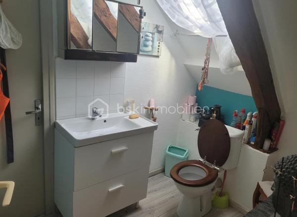 Et si votre prochaine maison était celle-ci ?

Venez découvrir cette jolie maison rénovée, non mitoyenne, située dans un environnement calme, avec arrêt de bus scolaire à proximité. Vous profiterez également d’un garage indépendant et d’un agréable jardin clos.

Cette maison de caractère d’environ 80 m², datant de 1900, se compose comme suit :

Au rez-de-chaussée :

- Une pièce de vie lumineuse avec séjour / salon
- Une cuisine ouverte
- Une buanderie
- Une salle de bain
- Un WC indépendant
- Une chambre

À l’étage :

- Deux chambres
- Un espace bureau ou chambre d’enfant
- Une pièce pouvant être aménagée en dressing
- Un WC

Confort et équipements :

- Poêle à bois
- Pompe à chaleur
- Panneaux solaires
- Double vitrage PVC
- Jardin clos
- Garage indépendant

DPE en cours

Quelques travaux de personnalisation permettront de la remettre à votre goût et d’en faire un véritable cocon.

Le tout sur un terrain de 435 m², idéal pour profiter d’un extérieur sans trop d’entretien.

Une maison pleine de potentiel à visiter sans tarder !