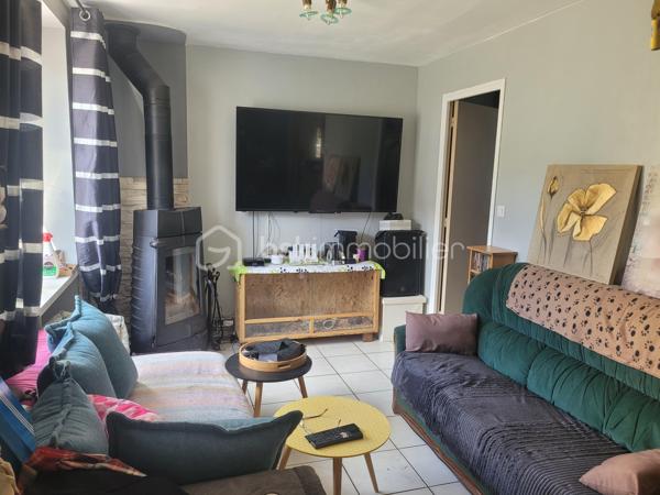 Et si votre prochaine maison était celle-ci ?

Venez découvrir cette jolie maison rénovée, non mitoyenne, située dans un environnement calme, avec arrêt de bus scolaire à proximité. Vous profiterez également d’un garage indépendant et d’un agréable jardin clos.

Cette maison de caractère d’environ 80 m², datant de 1900, se compose comme suit :

Au rez-de-chaussée :

- Une pièce de vie lumineuse avec séjour / salon
- Une cuisine ouverte
- Une buanderie
- Une salle de bain
- Un WC indépendant
- Une chambre

À l’étage :

- Deux chambres
- Un espace bureau ou chambre d’enfant
- Une pièce pouvant être aménagée en dressing
- Un WC

Confort et équipements :

- Poêle à bois
- Pompe à chaleur
- Panneaux solaires
- Double vitrage PVC
- Jardin clos
- Garage indépendant

DPE en cours

Quelques travaux de personnalisation permettront de la remettre à votre goût et d’en faire un véritable cocon.

Le tout sur un terrain de 435 m², idéal pour profiter d’un extérieur sans trop d’entretien.

Une maison pleine de potentiel à visiter sans tarder !