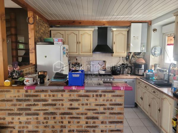 Et si votre prochaine maison était celle-ci ?

Venez découvrir cette jolie maison rénovée, non mitoyenne, située dans un environnement calme, avec arrêt de bus scolaire à proximité. Vous profiterez également d’un garage indépendant et d’un agréable jardin clos.

Cette maison de caractère d’environ 80 m², datant de 1900, se compose comme suit :

Au rez-de-chaussée :

- Une pièce de vie lumineuse avec séjour / salon
- Une cuisine ouverte
- Une buanderie
- Une salle de bain
- Un WC indépendant
- Une chambre

À l’étage :

- Deux chambres
- Un espace bureau ou chambre d’enfant
- Une pièce pouvant être aménagée en dressing
- Un WC

Confort et équipements :

- Poêle à bois
- Pompe à chaleur
- Panneaux solaires
- Double vitrage PVC
- Jardin clos
- Garage indépendant

DPE en cours

Quelques travaux de personnalisation permettront de la remettre à votre goût et d’en faire un véritable cocon.

Le tout sur un terrain de 435 m², idéal pour profiter d’un extérieur sans trop d’entretien.

Une maison pleine de potentiel à visiter sans tarder !