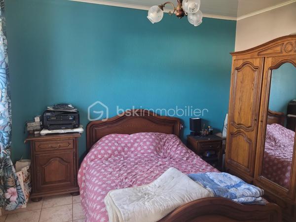 Et si votre prochaine maison était celle-ci ?

Venez découvrir cette jolie maison rénovée, non mitoyenne, située dans un environnement calme, avec arrêt de bus scolaire à proximité. Vous profiterez également d’un garage indépendant et d’un agréable jardin clos.

Cette maison de caractère d’environ 80 m², datant de 1900, se compose comme suit :

Au rez-de-chaussée :

- Une pièce de vie lumineuse avec séjour / salon
- Une cuisine ouverte
- Une buanderie
- Une salle de bain
- Un WC indépendant
- Une chambre

À l’étage :

- Deux chambres
- Un espace bureau ou chambre d’enfant
- Une pièce pouvant être aménagée en dressing
- Un WC

Confort et équipements :

- Poêle à bois
- Pompe à chaleur
- Panneaux solaires
- Double vitrage PVC
- Jardin clos
- Garage indépendant

DPE en cours

Quelques travaux de personnalisation permettront de la remettre à votre goût et d’en faire un véritable cocon.

Le tout sur un terrain de 435 m², idéal pour profiter d’un extérieur sans trop d’entretien.

Une maison pleine de potentiel à visiter sans tarder !