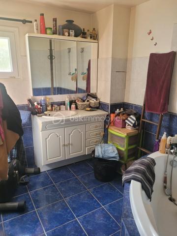Et si votre prochaine maison était celle-ci ?

Venez découvrir cette jolie maison rénovée, non mitoyenne, située dans un environnement calme, avec arrêt de bus scolaire à proximité. Vous profiterez également d’un garage indépendant et d’un agréable jardin clos.

Cette maison de caractère d’environ 80 m², datant de 1900, se compose comme suit :

Au rez-de-chaussée :

- Une pièce de vie lumineuse avec séjour / salon
- Une cuisine ouverte
- Une buanderie
- Une salle de bain
- Un WC indépendant
- Une chambre

À l’étage :

- Deux chambres
- Un espace bureau ou chambre d’enfant
- Une pièce pouvant être aménagée en dressing
- Un WC

Confort et équipements :

- Poêle à bois
- Pompe à chaleur
- Panneaux solaires
- Double vitrage PVC
- Jardin clos
- Garage indépendant

DPE en cours

Quelques travaux de personnalisation permettront de la remettre à votre goût et d’en faire un véritable cocon.

Le tout sur un terrain de 435 m², idéal pour profiter d’un extérieur sans trop d’entretien.

Une maison pleine de potentiel à visiter sans tarder !
