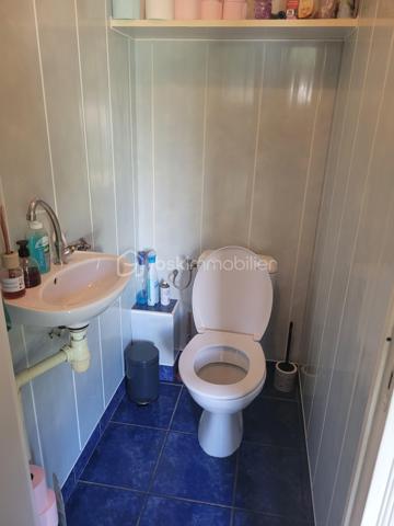 Et si votre prochaine maison était celle-ci ?

Venez découvrir cette jolie maison rénovée, non mitoyenne, située dans un environnement calme, avec arrêt de bus scolaire à proximité. Vous profiterez également d’un garage indépendant et d’un agréable jardin clos.

Cette maison de caractère d’environ 80 m², datant de 1900, se compose comme suit :

Au rez-de-chaussée :

- Une pièce de vie lumineuse avec séjour / salon
- Une cuisine ouverte
- Une buanderie
- Une salle de bain
- Un WC indépendant
- Une chambre

À l’étage :

- Deux chambres
- Un espace bureau ou chambre d’enfant
- Une pièce pouvant être aménagée en dressing
- Un WC

Confort et équipements :

- Poêle à bois
- Pompe à chaleur
- Panneaux solaires
- Double vitrage PVC
- Jardin clos
- Garage indépendant

DPE en cours

Quelques travaux de personnalisation permettront de la remettre à votre goût et d’en faire un véritable cocon.

Le tout sur un terrain de 435 m², idéal pour profiter d’un extérieur sans trop d’entretien.

Une maison pleine de potentiel à visiter sans tarder !