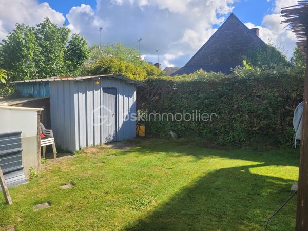 Et si votre prochaine maison était celle-ci ?

Venez découvrir cette jolie maison rénovée, non mitoyenne, située dans un environnement calme, avec arrêt de bus scolaire à proximité. Vous profiterez également d’un garage indépendant et d’un agréable jardin clos.

Cette maison de caractère d’environ 80 m², datant de 1900, se compose comme suit :

Au rez-de-chaussée :

- Une pièce de vie lumineuse avec séjour / salon
- Une cuisine ouverte
- Une buanderie
- Une salle de bain
- Un WC indépendant
- Une chambre

À l’étage :

- Deux chambres
- Un espace bureau ou chambre d’enfant
- Une pièce pouvant être aménagée en dressing
- Un WC

Confort et équipements :

- Poêle à bois
- Pompe à chaleur
- Panneaux solaires
- Double vitrage PVC
- Jardin clos
- Garage indépendant

DPE en cours

Quelques travaux de personnalisation permettront de la remettre à votre goût et d’en faire un véritable cocon.

Le tout sur un terrain de 435 m², idéal pour profiter d’un extérieur sans trop d’entretien.

Une maison pleine de potentiel à visiter sans tarder !
