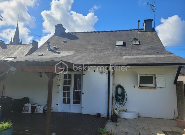 Et si votre prochaine maison était celle-ci ?

Venez découvrir cette jolie maison rénovée, non mitoyenne, située dans un environnement calme, avec arrêt de bus scolaire à proximité. Vous profiterez également d’un garage indépendant et d’un agréable jardin clos.

Cette maison de caractère d’environ 80 m², datant de 1900, se compose comme suit :

Au rez-de-chaussée :

- Une pièce de vie lumineuse avec séjour / salon
- Une cuisine ouverte
- Une buanderie
- Une salle de bain
- Un WC indépendant
- Une chambre

À l’étage :

- Deux chambres
- Un espace bureau ou chambre d’enfant
- Une pièce pouvant être aménagée en dressing
- Un WC

Confort et équipements :

- Poêle à bois
- Pompe à chaleur
- Panneaux solaires
- Double vitrage PVC
- Jardin clos
- Garage indépendant

DPE en cours

Quelques travaux de personnalisation permettront de la remettre à votre goût et d’en faire un véritable cocon.

Le tout sur un terrain de 435 m², idéal pour profiter d’un extérieur sans trop d’entretien.

Une maison pleine de potentiel à visiter sans tarder !