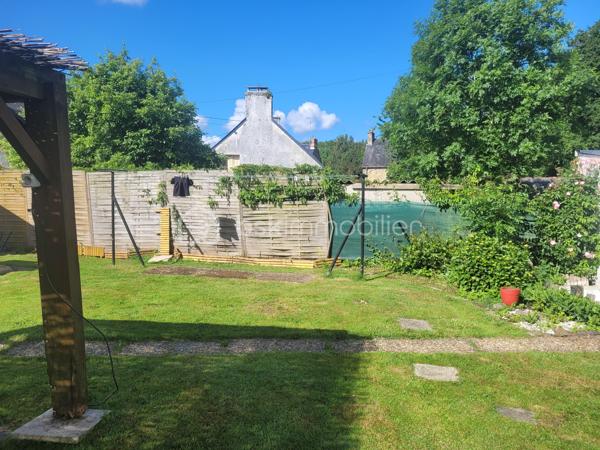 Et si votre prochaine maison était celle-ci ?

Venez découvrir cette jolie maison rénovée, non mitoyenne, située dans un environnement calme, avec arrêt de bus scolaire à proximité. Vous profiterez également d’un garage indépendant et d’un agréable jardin clos.

Cette maison de caractère d’environ 80 m², datant de 1900, se compose comme suit :

Au rez-de-chaussée :

- Une pièce de vie lumineuse avec séjour / salon
- Une cuisine ouverte
- Une buanderie
- Une salle de bain
- Un WC indépendant
- Une chambre

À l’étage :

- Deux chambres
- Un espace bureau ou chambre d’enfant
- Une pièce pouvant être aménagée en dressing
- Un WC

Confort et équipements :

- Poêle à bois
- Pompe à chaleur
- Panneaux solaires
- Double vitrage PVC
- Jardin clos
- Garage indépendant

DPE en cours

Quelques travaux de personnalisation permettront de la remettre à votre goût et d’en faire un véritable cocon.

Le tout sur un terrain de 435 m², idéal pour profiter d’un extérieur sans trop d’entretien.

Une maison pleine de potentiel à visiter sans tarder !