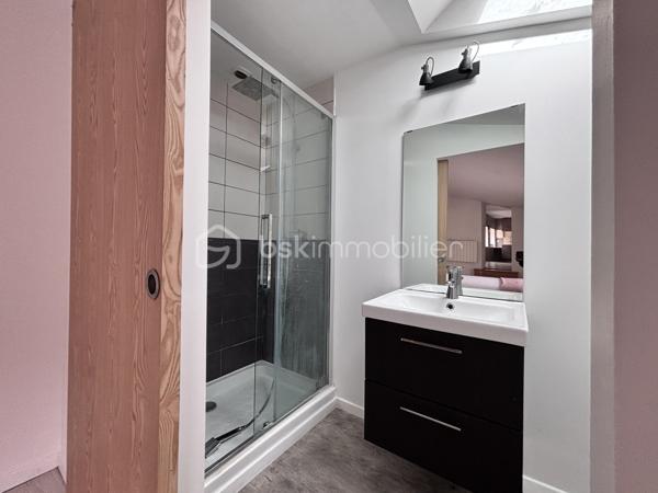 Exclusivité ! Appartement T2 type loft de 44 m² habitables, situé au 3ᵉ et dernier étage d’un immeuble au cœur du centre-ville de Rabastens.

L’appartement offre une grande pièce de vie lumineuse, regroupant une cuisine aménagée ouverte sur l’espace salon, pour un esprit loft chaleureux et moderne.
La partie nuit se compose d’une chambre attenante à sa salle d’eau privative, avec toilette intégré.

Ce bien bénéficie d’une réserve sur le même palier, équipée d’arrivées d’eau, idéale pour créer une buanderie ou un cellier.

Un bien atypique, charmant et parfaitement situé, idéal pour un premier achat ou un investissement locatif.