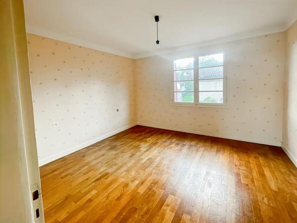 Grande maison familiale avec dépendances et terrain clos. Saint-Aout