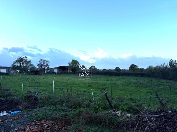 79400 AZAY LE BRULE Ancien corps de ferme en pierre - Azay-Le-Brûlé