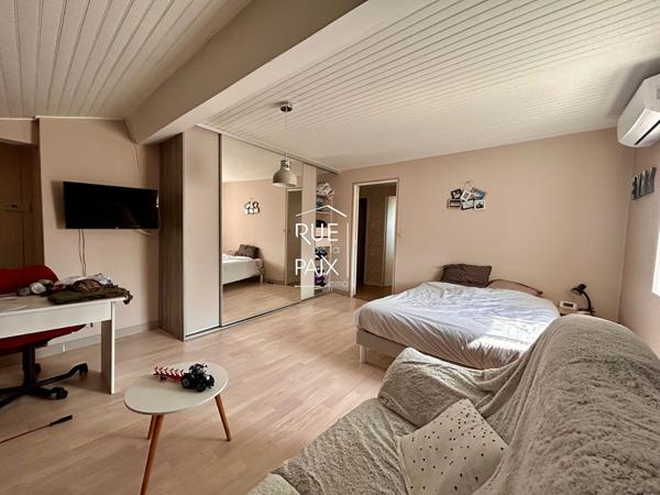 79400 AZAY LE BRULE Ancien corps de ferme en pierre - Azay-Le-Brûlé