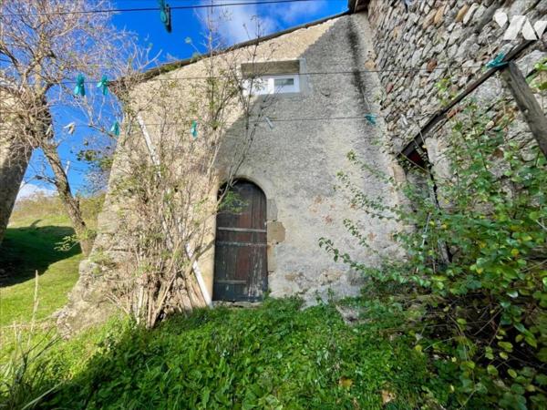 Maison ancienne pleine de charme avec dépendances et terrain
