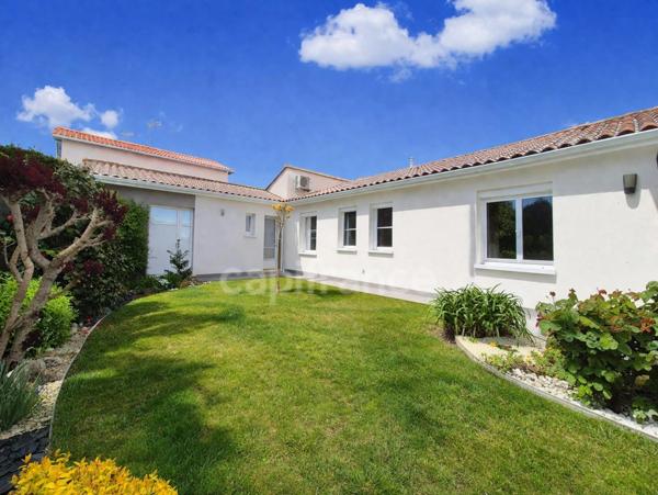 Maison de plain pied à vendre 5 pièces SAINT GEORGES DE DIDONNE (17) - Piscine - Garage