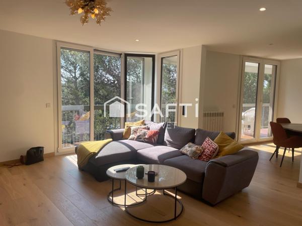 A pied commerces, écoles et transports