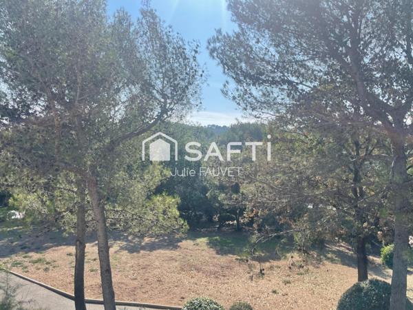 A pied commerces, écoles et transports