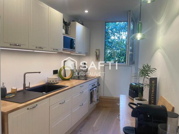 A pied commerces, écoles et transports