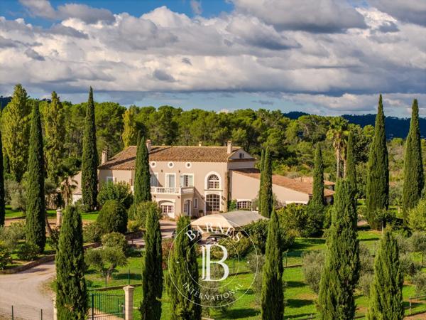 Gonfaron, Propriété 15 Chambres -  1 100 m² à vendre