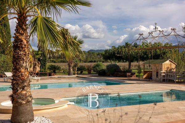 Gonfaron, Propriété 15 Chambres -  1 100 m² à vendre