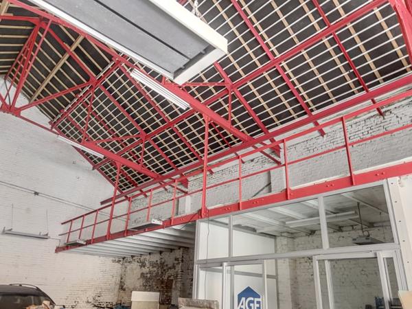 Saint-Omer (62500) HANGAR 232 m2 - ESPACE BUREAU - ETAGE