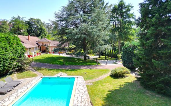 Maison à vendre    9 pièces •  Écully