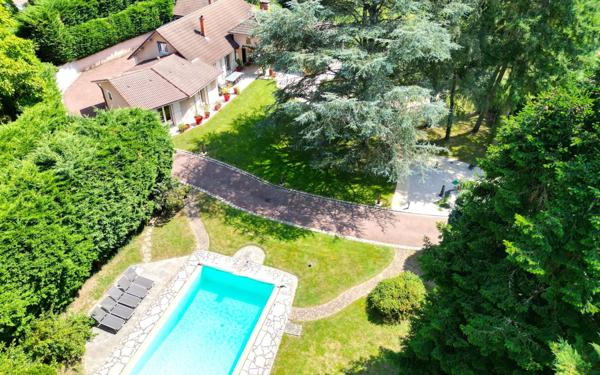 Maison à vendre    9 pièces •  Écully