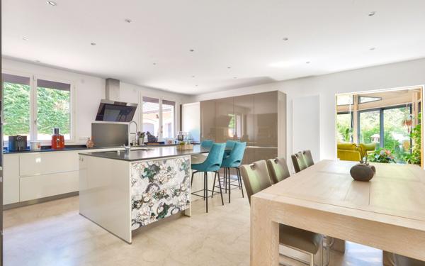 Maison à vendre    9 pièces •  Écully